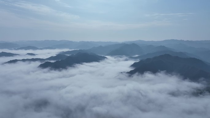 实拍云海山峦相间