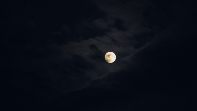云层后面的月亮圆月
