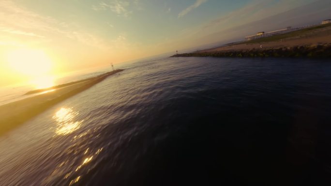 FPV无人机航拍海上日出日落沙滩海浪游艇