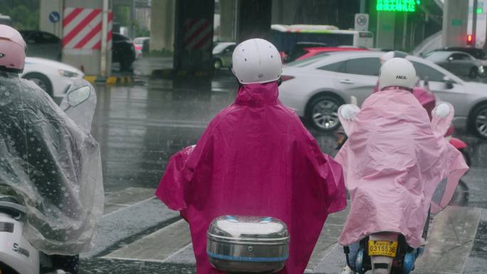 雨景行人与车辆