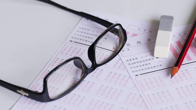 高考考场课桌上的眼镜和答题卡
