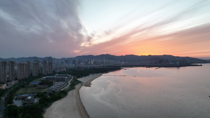 航拍威海市经区九龙湾城市上空的晚霞