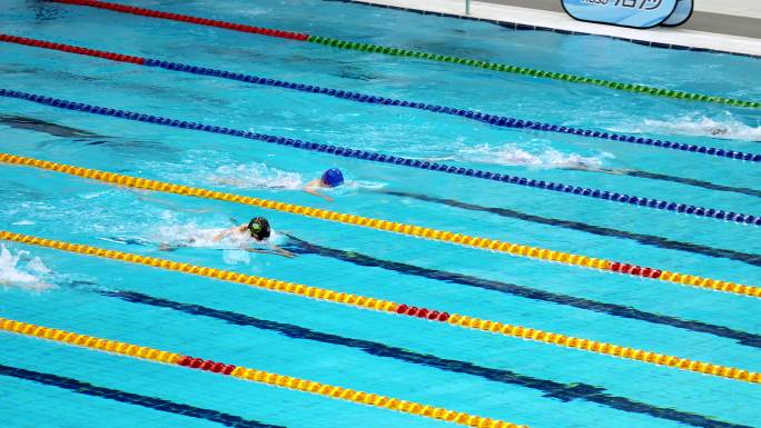 实拍水立方国家游泳中心蛙泳比赛运动员
