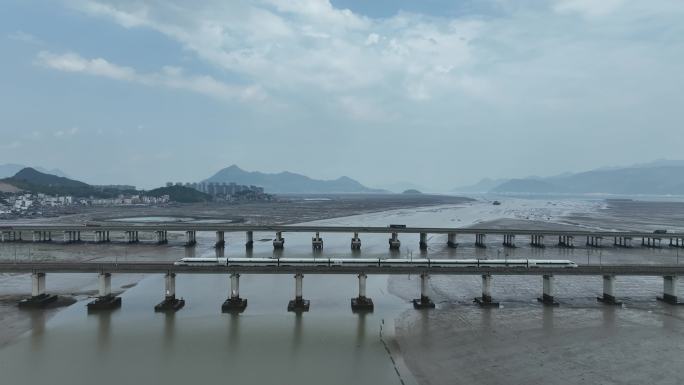 动车行驶航拍宁德滨海特大桥海上动车驶过