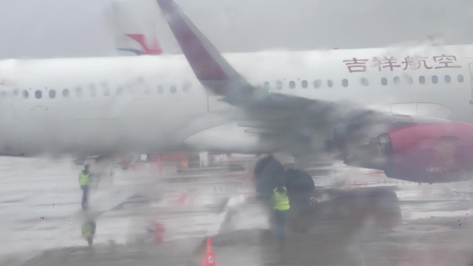 飞机机窗外下雨