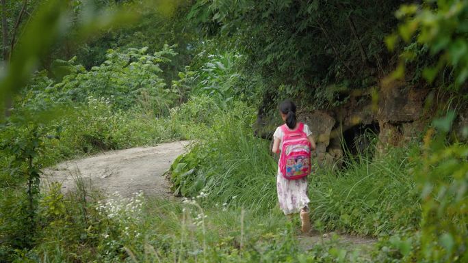 贫困山区小孩子放学回家留守儿童