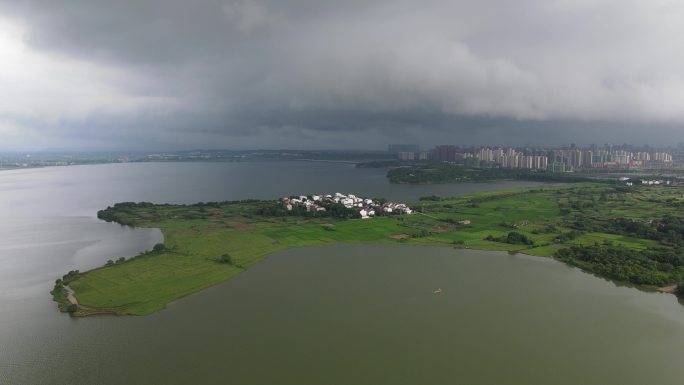 大雨中的桥