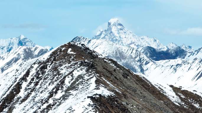 从夹金山航拍四姑娘山幺妹峰雪山美景