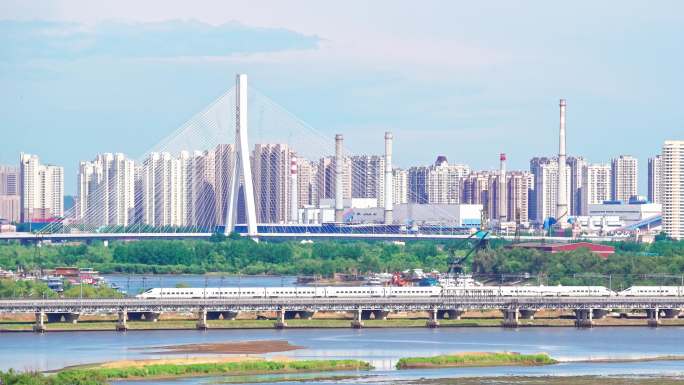 中国哈尔滨高铁列车通过铁路桥