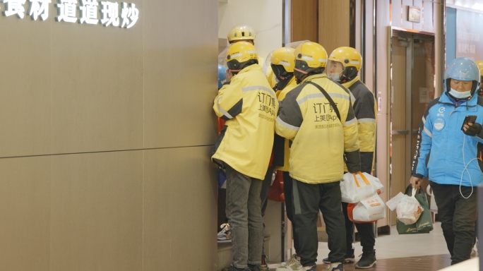 外卖员在商场等餐 城市奔波奋斗