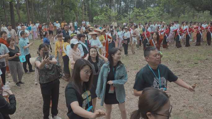 云南旅游德宏泼水节开幕式傣族游客舞蹈