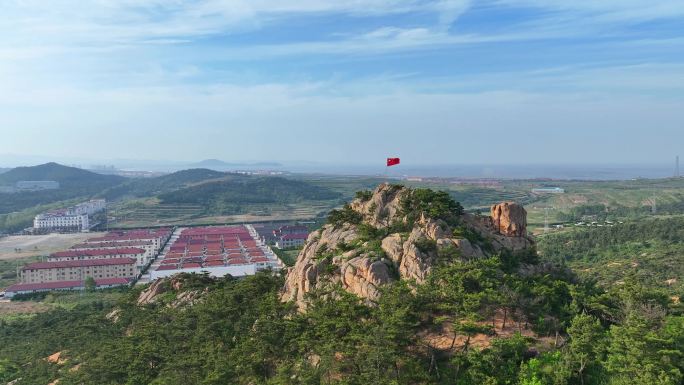 山东荣成西霞口村山顶飘扬的五星红旗合集