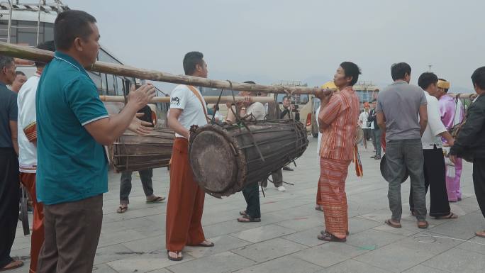 云南旅游德宏泼水节傣族象脚鼓表演准备