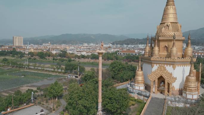 云南旅游风光梁河县傣族大金塔僧侣雕像