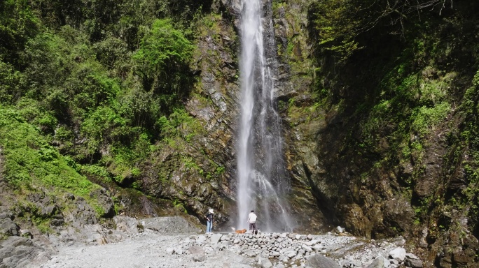 大山深处秘境溪流瀑布航拍风景