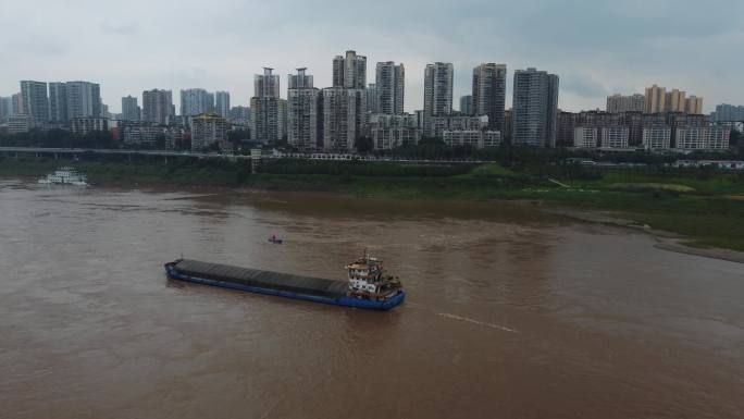 货船重庆大桥下