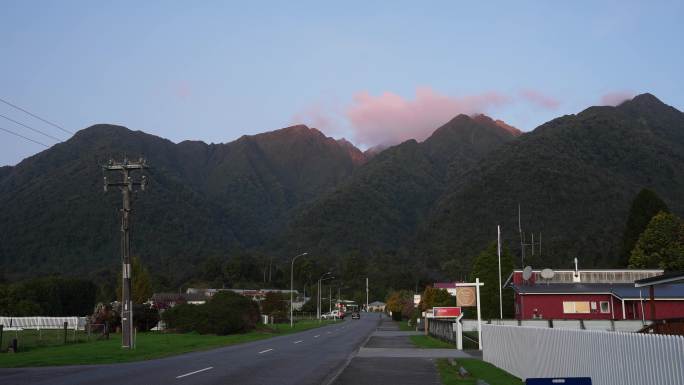 山脚下小镇落日夕阳风光和谐治愈延时外国