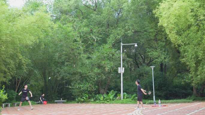 4K升格实拍夏天广州天河公园挥拍打羽毛球