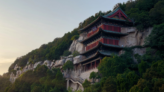 夕阳山间古建筑