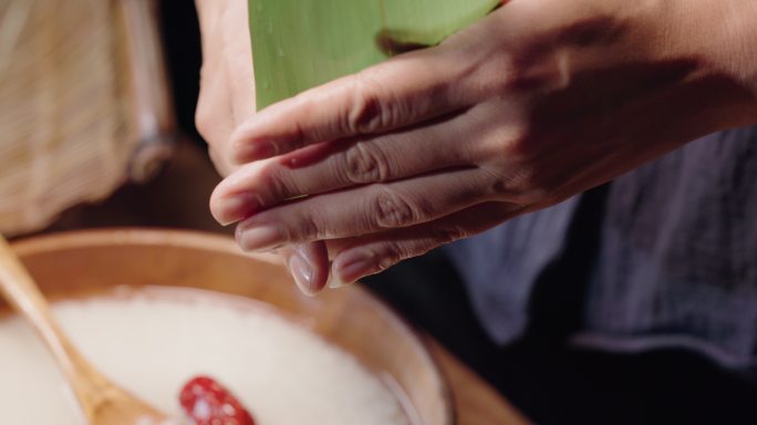 端午节粽子包粽子箬叶四角粽咸蛋黄粽子