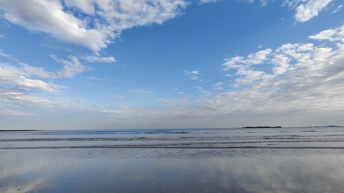 海浪冲击着空荡荡的海滩