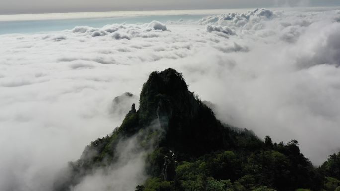 云海山峦伏牛山地貌