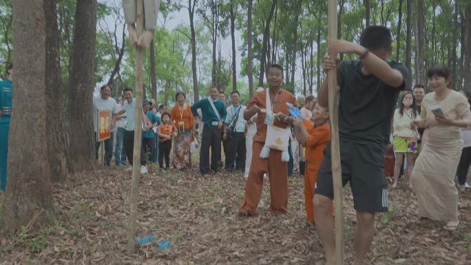 云南旅游德宏泼水节开幕式傣族爬杆比赛