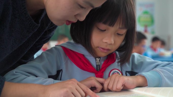 老师辅导学生悉心教学