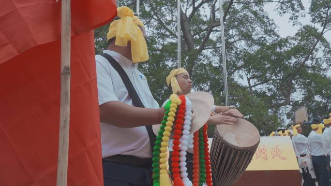 云南旅游德宏傣族泼水节乐器表演敲锣打鼓