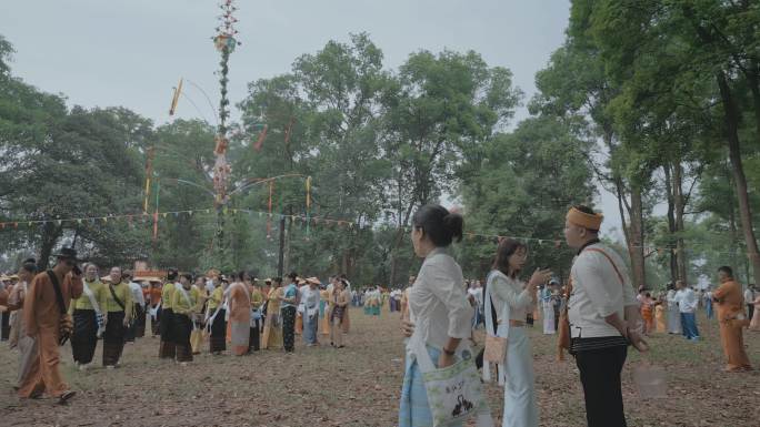 云南旅游德宏盈江傣族泼水节采花仪式游客