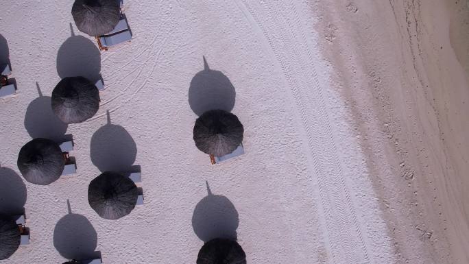 俯拍毛里求斯大海海滩边的遮阳伞海边风景线