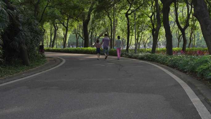 4K实拍阳光下广州天河公园一家三口在散步