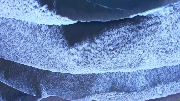 壮观大气海浪限运动冲浪人翻滚在层层浪花里