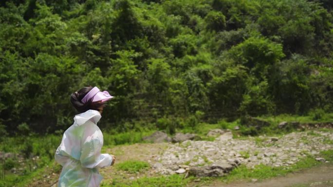 奔跑自然 草地山地小女孩 山奔跑人物背影