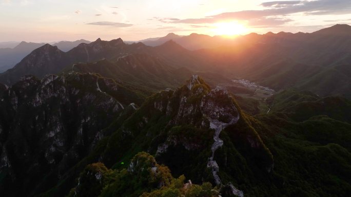 航拍万里长城箭扣夕阳西下