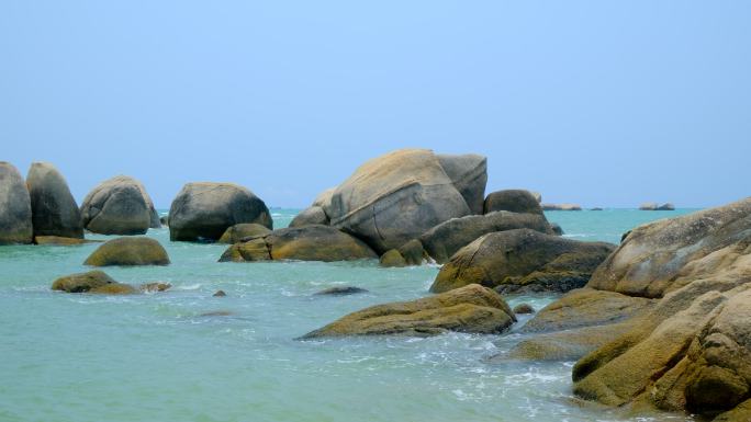 海南三亚大海边蓝色海浪拍打礁石岩石海景