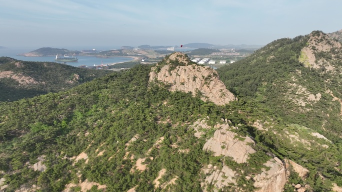 航拍环绕山东荣成东霞口村山顶上的五星红旗