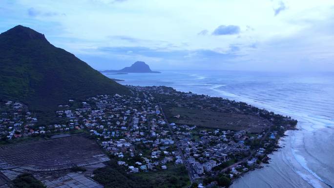 【4K可商用】大海里海岛上高山下的度假村