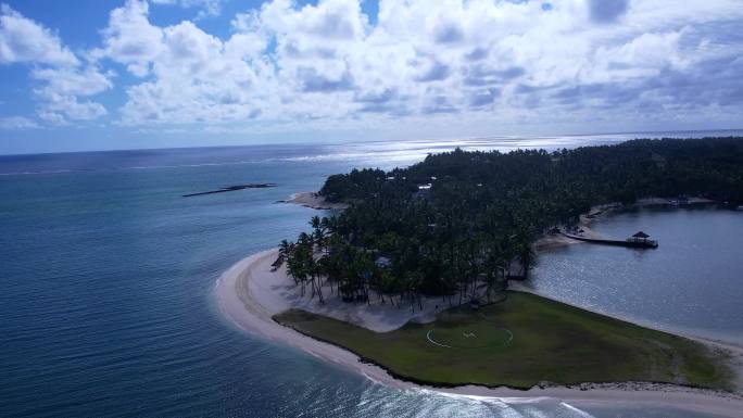 毛里求斯大海上生态小岛上度假村沙滩遮阳伞
