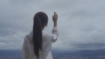 清纯少女伸手触摸天空意境画面视频素材