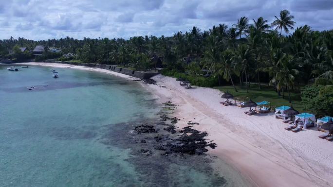 旅游毛里求斯大海边度假村沙滩遮阳伞