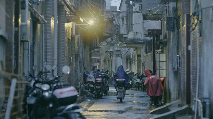 下雨天街拍小巷人群