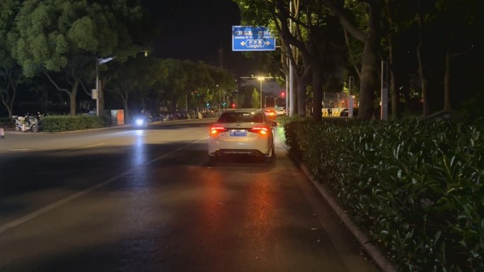 原创 深夜路边开着双闪的私家车