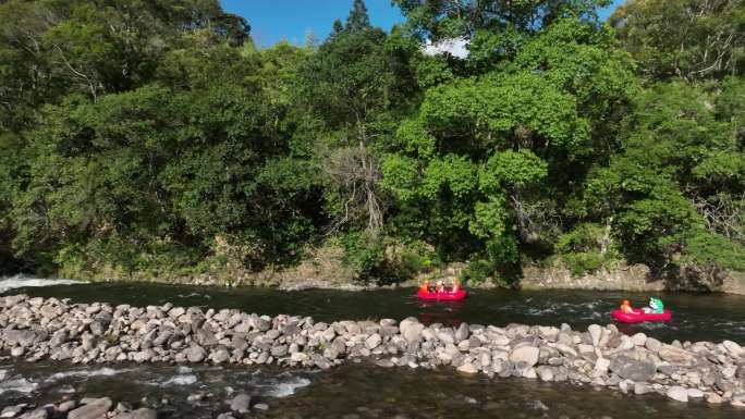 夏天乡村河道漂流勇闯户外季皮划艇峡谷河流