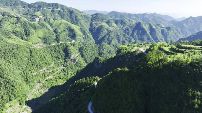 弯曲的盘山公路航拍