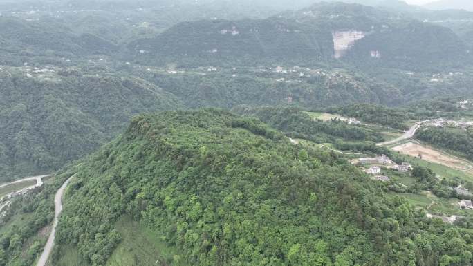 五峰城区边上葱郁的大山山顶的房子