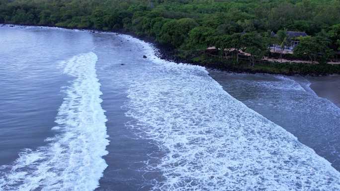 毛里求斯大海海浪层层卷积岸边白浪花