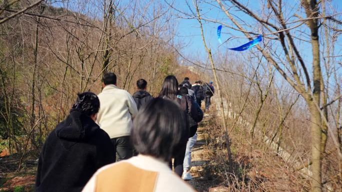 上山爬山脚步行人背影