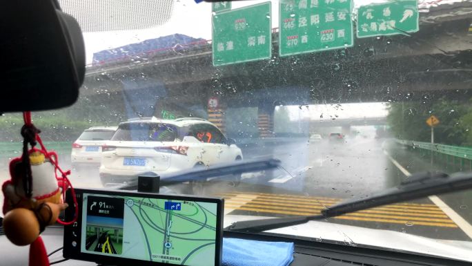 雨中开车