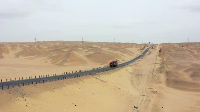 沙漠无人区U型公路
